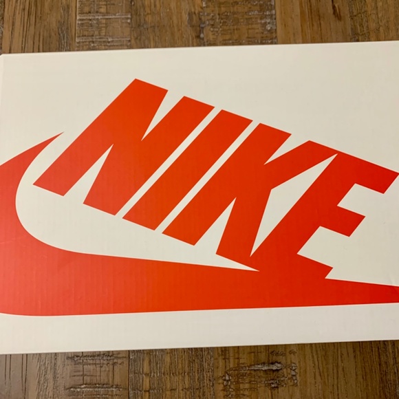 Athletic_Shoes